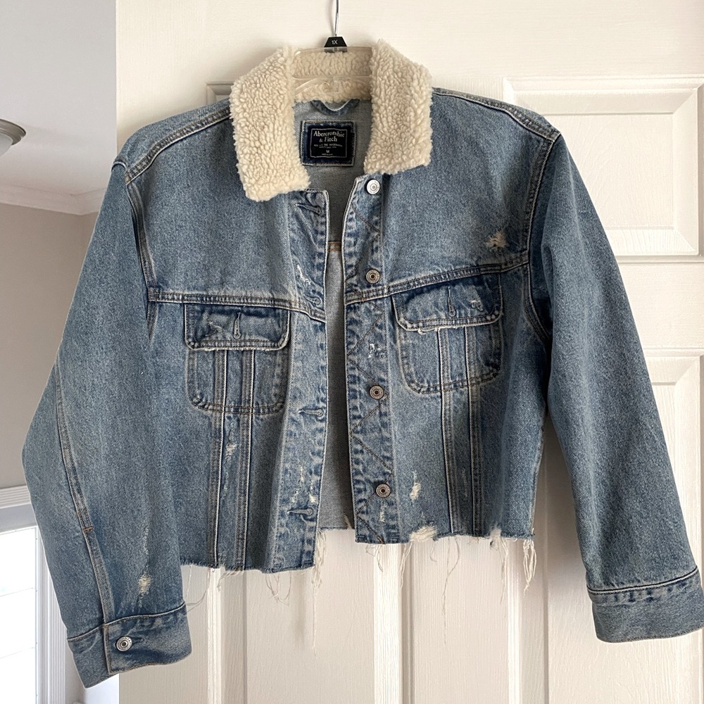A&F cropped Jean jacket w/ fur collar